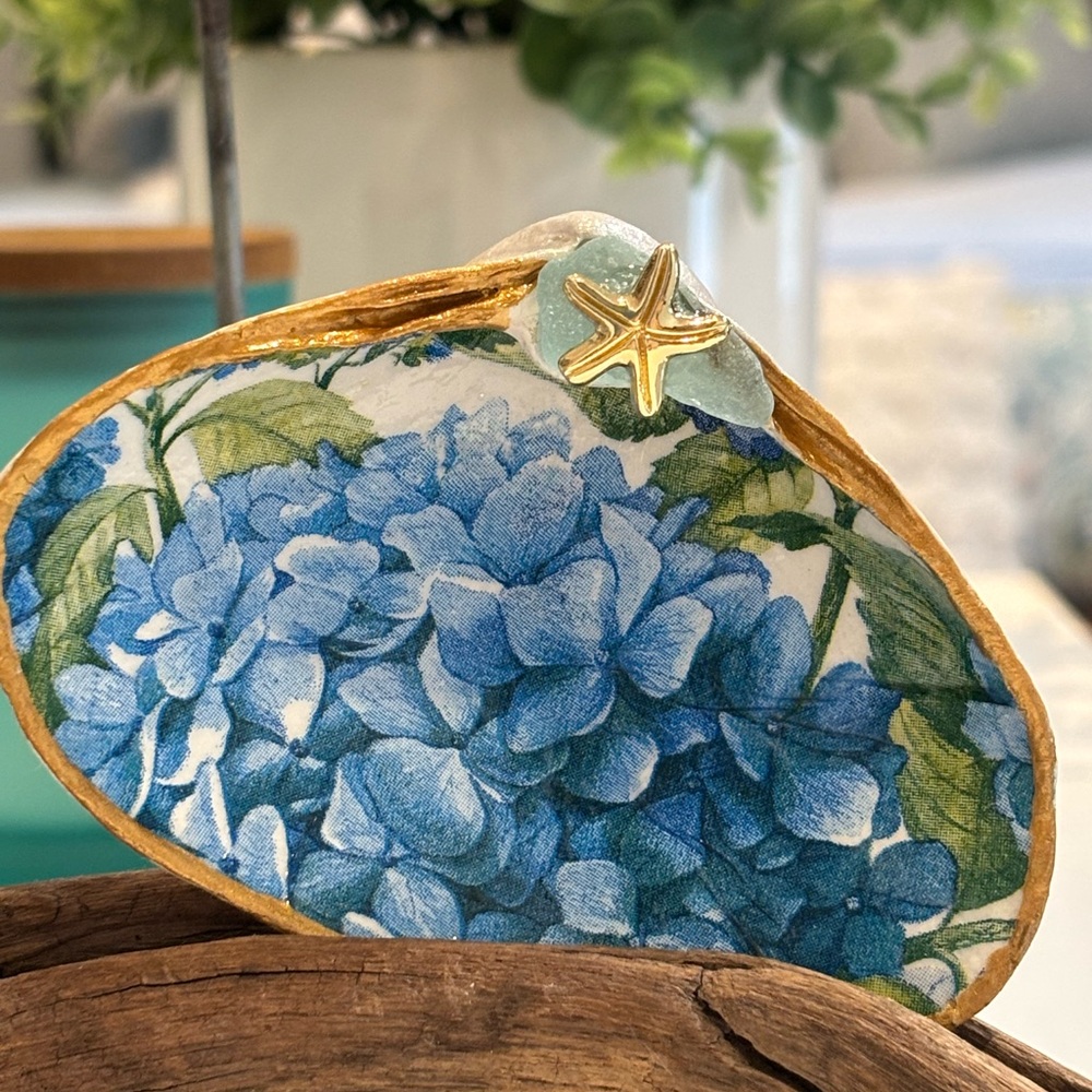 Handcrafted Decorative Clamshell